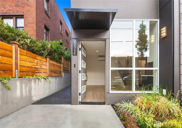 Photo 3 of Townhouse for sale at 2334 Franklin Ave #E, Seattle, WA 98102 | MLS# NWM2577701 | Listing updated on 2026-10-01