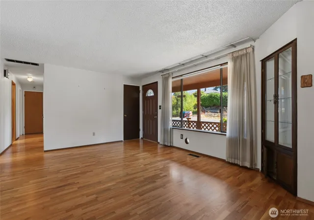 Photo 3 of Single family home for sale at 1524 N James St, Tacoma, WA 98406 | MLS# NWM2577710 | Listing updated on 2026-09-25