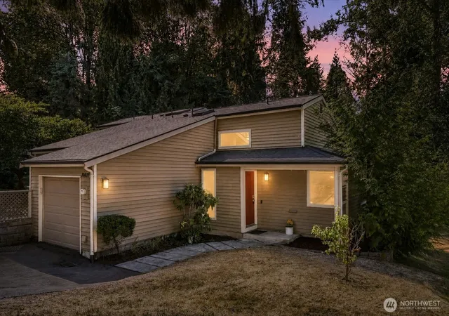 Townhouse for sale at 11411 102nd Court NE, Kirkland, WA 98033 | MLS# NWM2577760