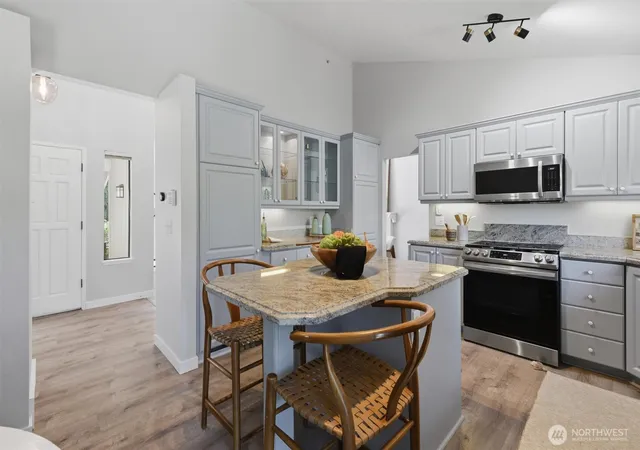Photo 3 of Single family home for sale at 2209 W Lake Sammamish Pkwy NE, Redmond, WA 98052 | MLS# NWM2577868 | Listing updated on 2026-10-01