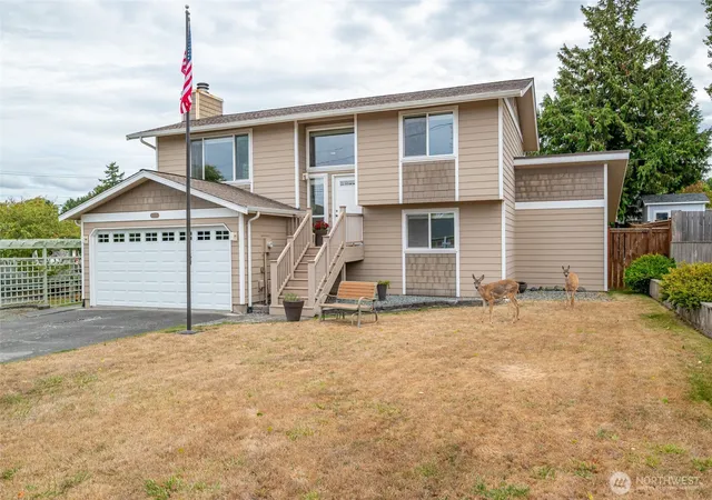 Photo 2 of Single family home for sale at 809 Ne Perkins St, Coupeville, WA 98239 | MLS# NWM2577871 | Listing updated on 2026-09-24