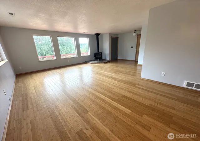 Photo 3 of Single family home for sale at 208 Vogel Rd, Castle Rock, WA 98611 | MLS# NWM2577966 | Listing updated on 2026-09-25