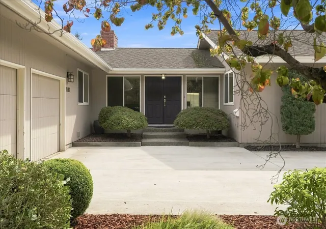 Photo 3 of Single family home for sale at 2137 Sunrise Cir, Wenatchee, WA 98801 | MLS# NWM2578067 | Listing updated on 2026-09-30