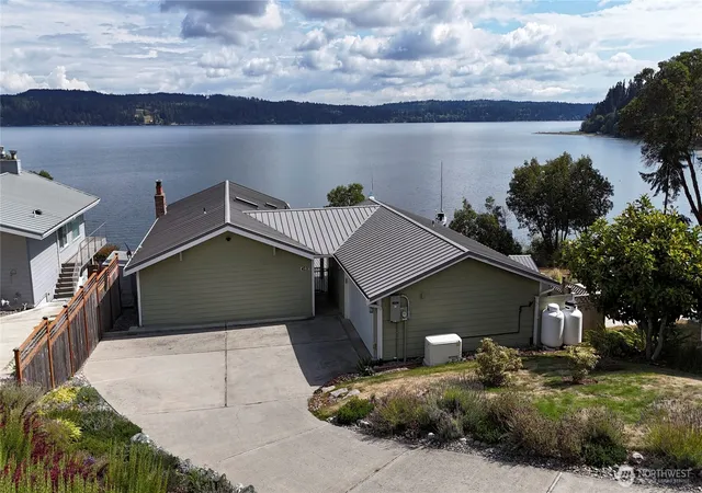 Photo 4 of Single family home for sale at 4231 Bayside Ln, Greenbank, WA 98253 | MLS# NWM2578101 | Listing updated on 2026-09-23