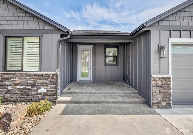Photo 3 of Single family home for sale at 1009 Mountain Springs Dr, Wenatchee, WA 98801 | MLS# NWM2578123 | Listing updated on 2026-09-05