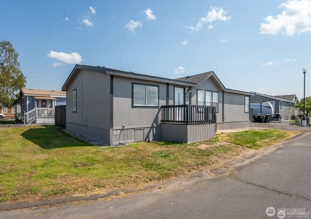 Photo 2 of Manufactured home for sale at 4000 Ne Longview St #65, Moses Lake, WA 98837 | MLS# NWM2578137 | Listing updated on 2026-09-25