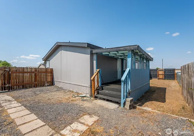 Photo 4 of Manufactured home for sale at 4000 NE Longview St #65, Moses Lake, WA 98837 | MLS# NWM2578137 | Listing updated on 2026-09-25