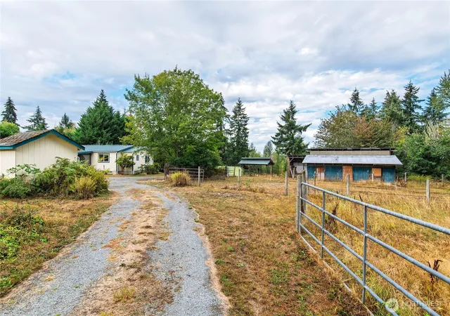 Photo 3 of Sale Pending at 12517 Kapowsin Highlands Dr E, Graham, WA 98338 | MLS# NWM2578165 | Listing updated on 2026-09-30