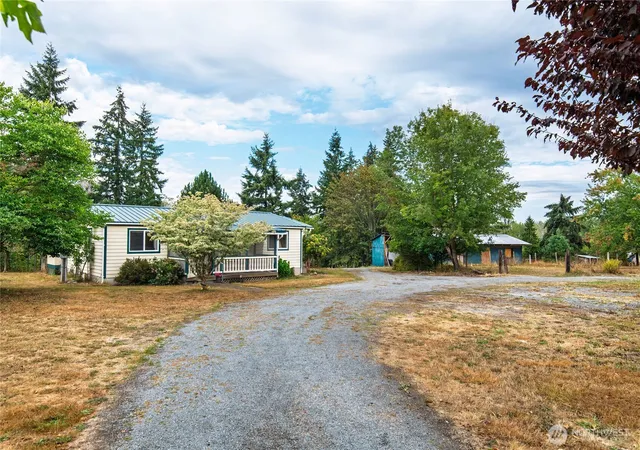 Photo 4 of Sale Pending at 12517 Kapowsin Highlands Dr E, Graham, WA 98338 | MLS# NWM2578165 | Listing updated on 2026-09-30