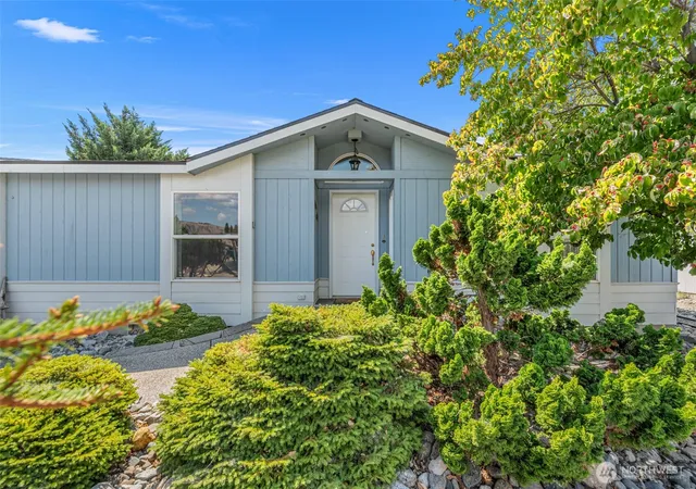 Photo 2 of Manufactured home for sale at 944 Sunrise Dr, Manson, WA 98831 | MLS# NWM2578238 | Listing updated on 2026-09-25