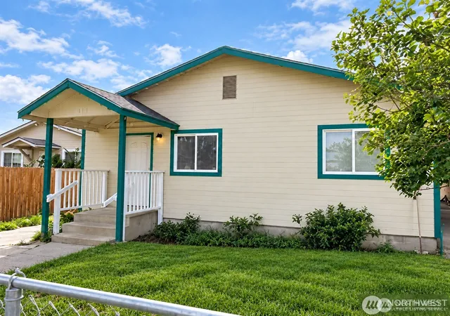 Photo 1 of Single family home for sale at 313 N G" St, Toppenish, WA 98948 | MLS# NWM2578253 | Listing updated on 2026-10-09