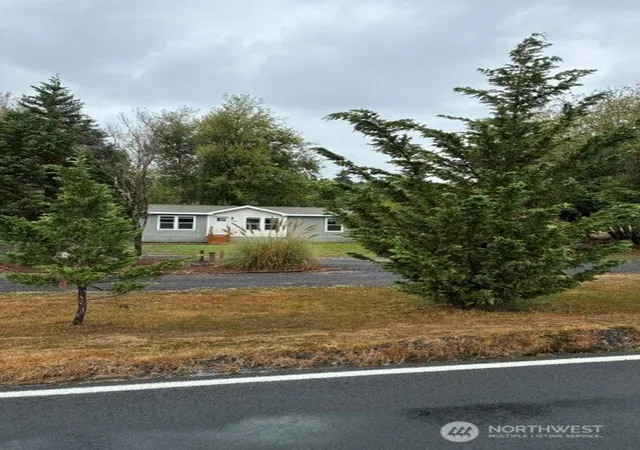Photo 3 of Manufactured home for sale at 1004 Stella Rd, Longview, WA 98632 | MLS# NWM2578322 | Listing updated on 2026-10-09