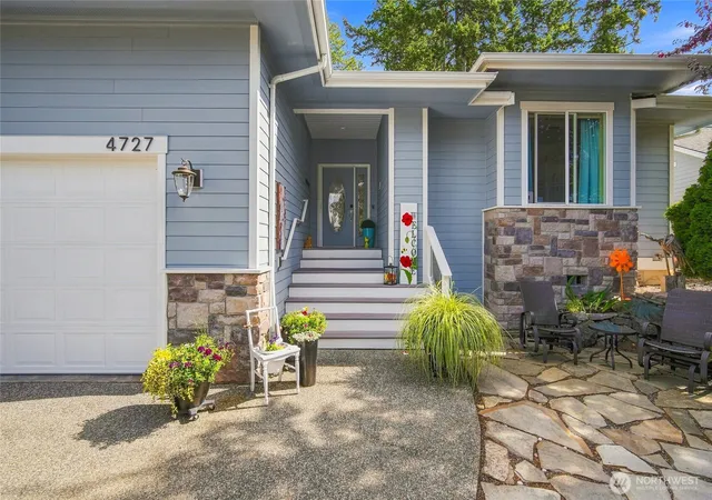 Photo 2 of Single family home for sale at 4727 S Golf Crse Dr, Blaine, WA 98230 | MLS# NWM2578344 | Listing updated on 2026-09-24