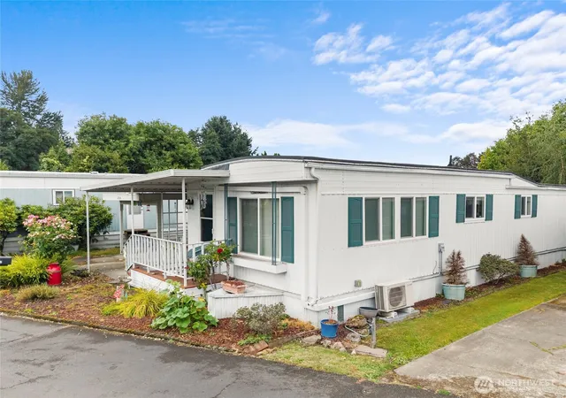 Photo 3 of Manufactured home for sale at 5210 71st Avenue Ct E #33, Puyallup, WA 98371 | MLS# NWM2578346 | Listing updated on 2026-09-27