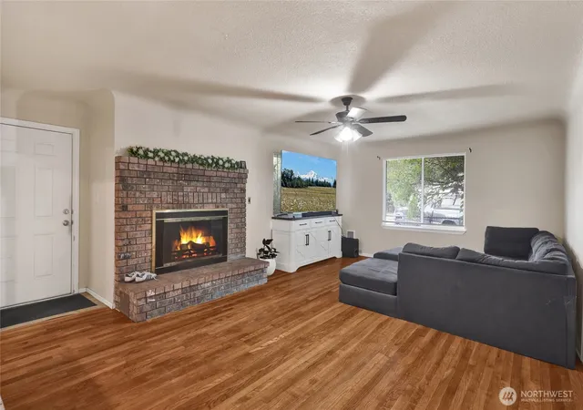 Photo 3 of Sale Pending at 1390 Cedar Ave, Marysville, WA 98270 | MLS# NWM2578359 | Listing updated on 2026-10-01