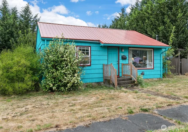 Photo 3 of Single family home for sale at 130 Sw 8th Street, Chehalis, WA 98532 | MLS# NWM2578360 | Listing updated on 2026-09-24