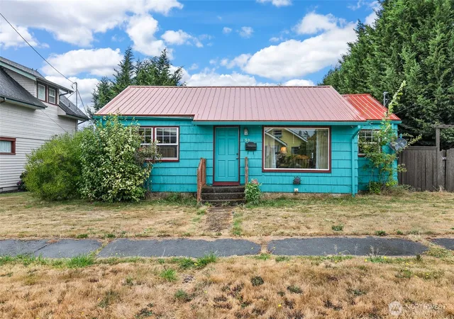 Photo 3 of Single family home for sale at 130 SW 8th Street, Chehalis, WA 98532 | MLS# NWM2578360 | Listing updated on 2026-09-24