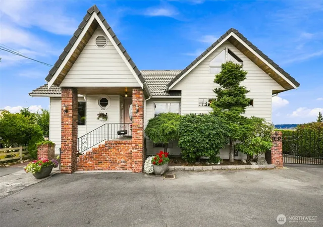 Photo 2 of Single family home for sale at 202 Alverson Blvd, Everett, WA 98201 | MLS# NWM2578424 | Listing updated on 2026-09-29