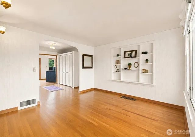 Photo 3 of Single family home for sale at 202 Alverson Blvd, Everett, WA 98201 | MLS# NWM2578424 | Listing updated on 2026-09-29