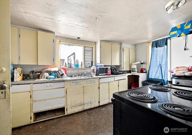 Photo 3 of Single family home for sale at 703 N 5th Street, Grandview, WA 98930 | MLS# NWM2578426 | Listing updated on 2026-10-01