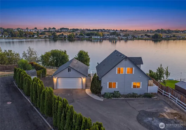 Photo 3 of Single family home for sale at 1317 W Lakeside Dr, Moses Lake, WA 98837 | MLS# NWM2578442 | Listing updated on 2026-10-04