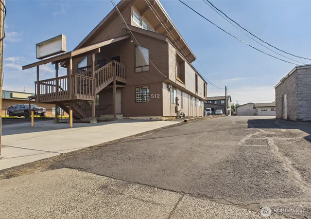 Photo 3 of Single family home for sale at 512 Cedar St, Walla Walla, WA 99362 | MLS# NWM2578482 | Listing updated on 2026-09-25