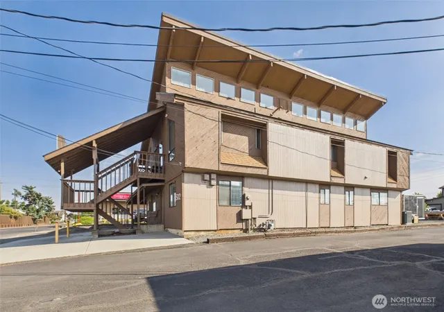 Photo 3 of Single family home for sale at 512 Cedar St, Walla Walla, WA 99362 | MLS# NWM2578482 | Listing updated on 2026-09-25