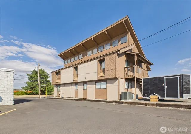 Photo 4 of Single family home for sale at 512 Cedar St, Walla Walla, WA 99362 | MLS# NWM2578482 | Listing updated on 2026-09-25