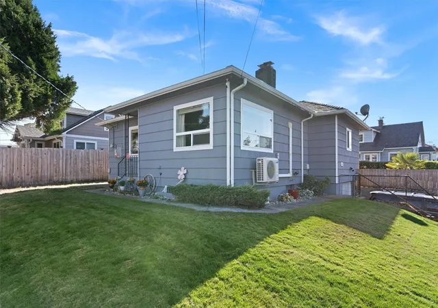 Photo 3 of Single family home for sale at 8902 Wadsworth St Sw, Lakewood, WA 98498 | MLS# NWM2578569 | Listing updated on 2026-10-18