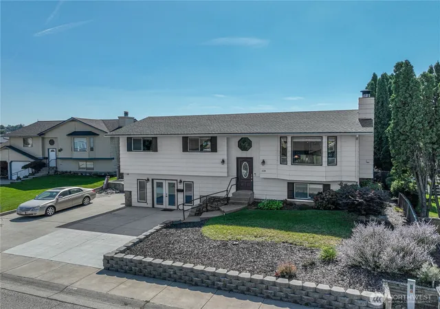 Photo 2 of Single family home for sale at 624 Sheri Ct, East Wenatchee, WA 98802 | MLS# NWM2578617 | Listing updated on 2026-09-25