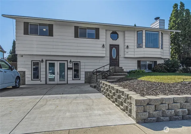 Photo 3 of Single family home for sale at 624 Sheri Ct, East Wenatchee, WA 98802 | MLS# NWM2578617 | Listing updated on 2026-09-25