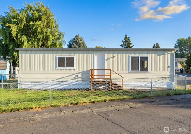Photo 2 of Manufactured home for sale at 4400 Ocean Beach Hwy #33, Longview, WA 98632 | MLS# NWM2578656 | Listing updated on 2026-09-25
