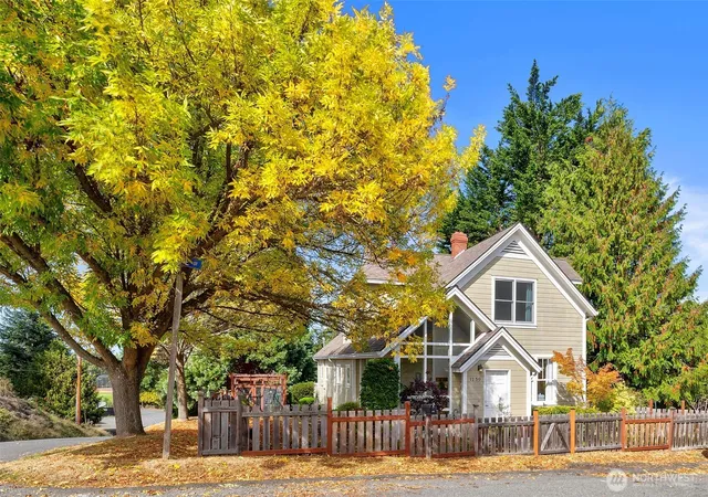 Photo 3 of Single family home for sale at 1250 Blaine St, Port Townsend, WA 98368 | MLS# NWM2578686 | Listing updated on 2026-09-30