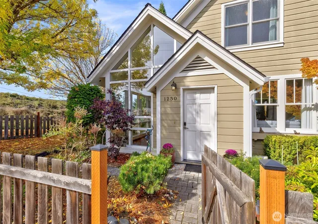 Photo 3 of Single family home for sale at 1250 Blaine St, Port Townsend, WA 98368 | MLS# NWM2578686 | Listing updated on 2026-09-30