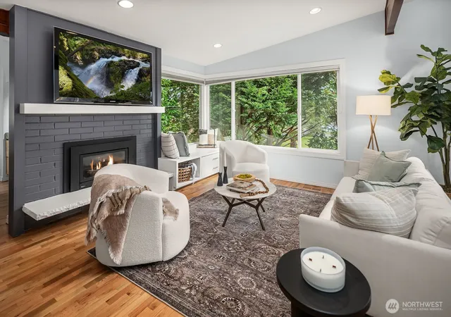 Photo 2 of Sale Pending at 909 110th Avenue Se, Bellevue, WA 98004 | MLS# NWM2578708 | Listing updated on 2026-09-21