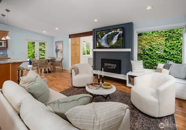 Photo 3 of Sale Pending at 909 110th Avenue SE, Bellevue, WA 98004 | MLS# NWM2578708 | Listing updated on 2026-09-21