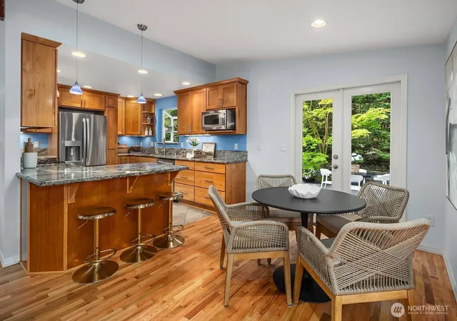 Photo 4 of Sale Pending at 909 110th Avenue SE, Bellevue, WA 98004 | MLS# NWM2578708 | Listing updated on 2026-09-21