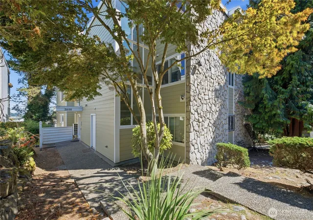 Photo 4 of Condo for sale at 3600 25th Avenue W, Seattle, WA 98199 | MLS# NWM2578716 | Listing updated on 2026-09-25