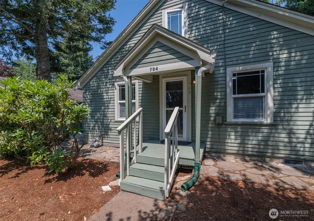 Photo 3 of Single family home for sale at 704 Roeder St, Everson, WA 98247 | MLS# NWM2578805 | Listing updated on 2026-09-25