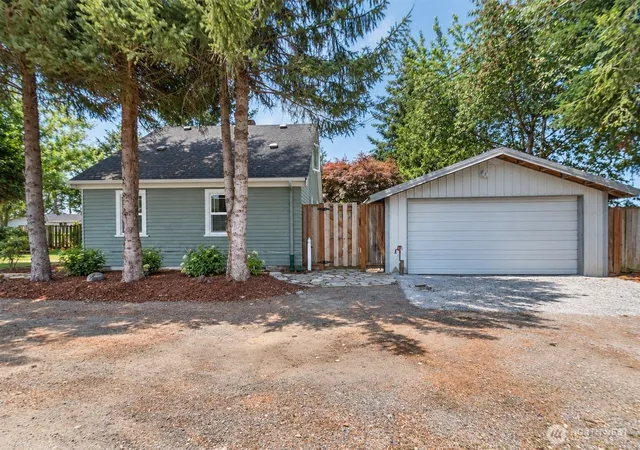 Single family home for sale at 704 Roeder St, Everson, WA 98247 | MLS# NWM2578805