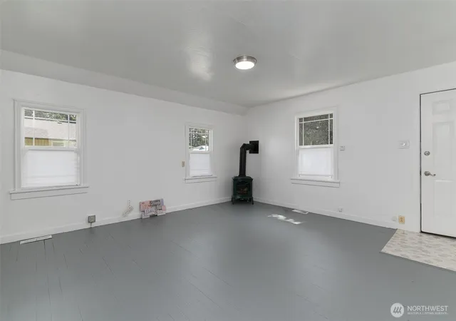 Photo 4 of Single family home for sale at 704 Roeder St, Everson, WA 98247 | MLS# NWM2578805 | Listing updated on 2026-09-25