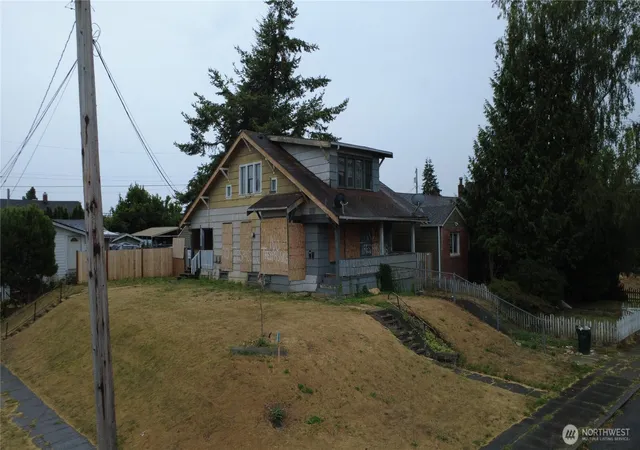Photo 2 of Single family home for sale at 1703 Oakes, Everett, WA 98201 | MLS# NWM2578850 | Listing updated on 2026-09-25