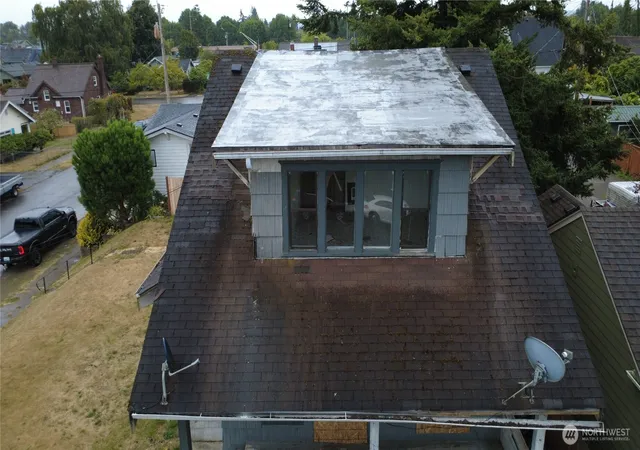 Photo 3 of Single family home for sale at 1703 Oakes, Everett, WA 98201 | MLS# NWM2578850 | Listing updated on 2026-09-25