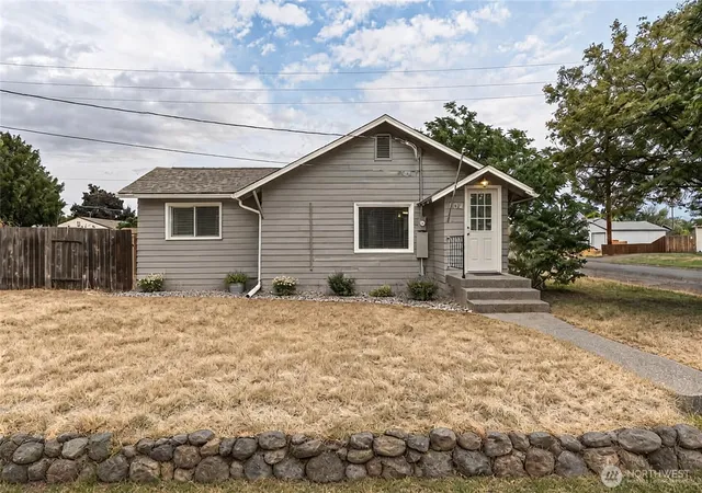 Photo 2 of Single family home for sale at 702 Lewis St, Walla Walla, WA 99362 | MLS# NWM2578870 | Listing updated on 2026-10-03