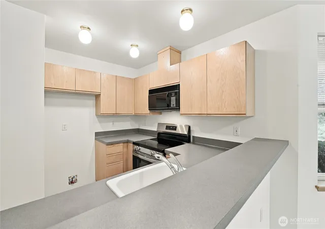 Photo 3 of Townhouse for sale at 7202 NE 171st Lane, Kenmore, WA 98028 | MLS# NWM2578957 | Listing updated on 2026-09-28