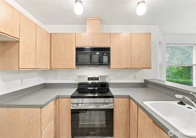 Photo 4 of Townhouse for sale at 7202 NE 171st Lane, Kenmore, WA 98028 | MLS# NWM2578957 | Listing updated on 2026-09-28