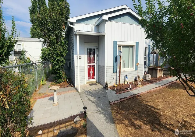 Single family home for sale at 122 Ginko St N, Soap Lake, WA 98851 | MLS# NWM2578973