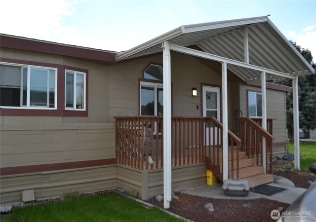 Photo 2 of Sale Pending at 3010 W Peninsula Dr #92, Moses Lake, WA 98837 | MLS# NWM2579018 | Listing updated on 2026-09-30