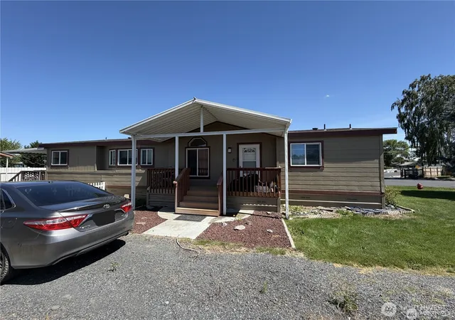 Photo 3 of Sale Pending at 3010 W Peninsula Dr #92, Moses Lake, WA 98837 | MLS# NWM2579018 | Listing updated on 2026-09-30