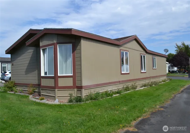 Photo 3 of Sale Pending at 3010 W Peninsula Dr #92, Moses Lake, WA 98837 | MLS# NWM2579018 | Listing updated on 2026-09-30